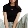 T-shirt Tommy Jeans slim fit a coste con distintivo