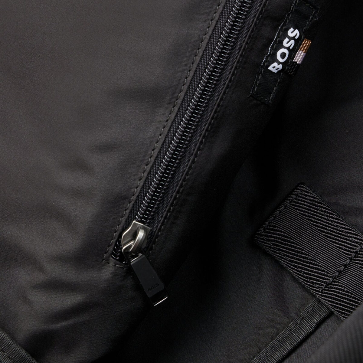 Zaino Hugo Boss con spallacci regolabili e logo a contrasto