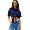 T-shirt Tommy Jeans crop con nodo e distintivo