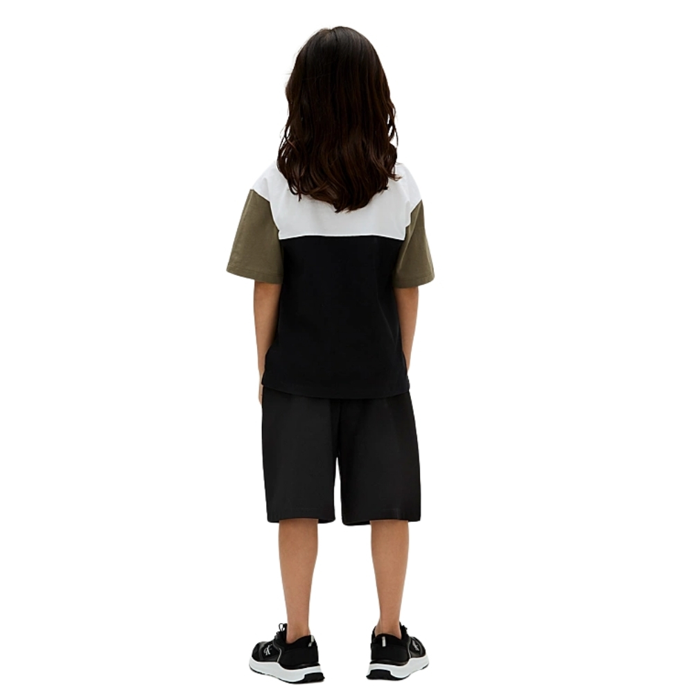 T-Shirt Calvin Klein junior con logo a righe grosse colorate