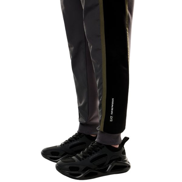 Pantaloni Jogger EA7 in nylon e misto viscosa