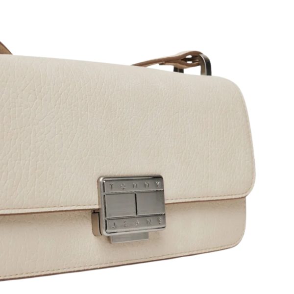 Borsa Tommy Jeans con patta e placchetta