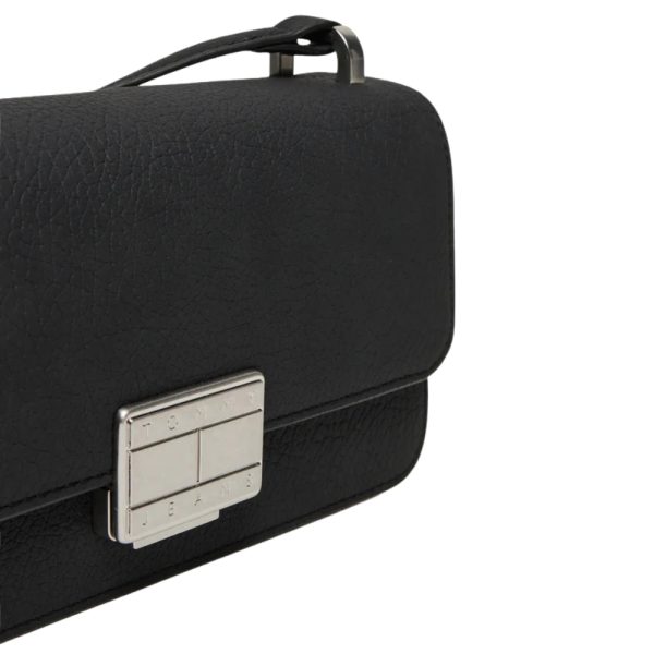 Borsa Tommy Jeans con patta e placchetta