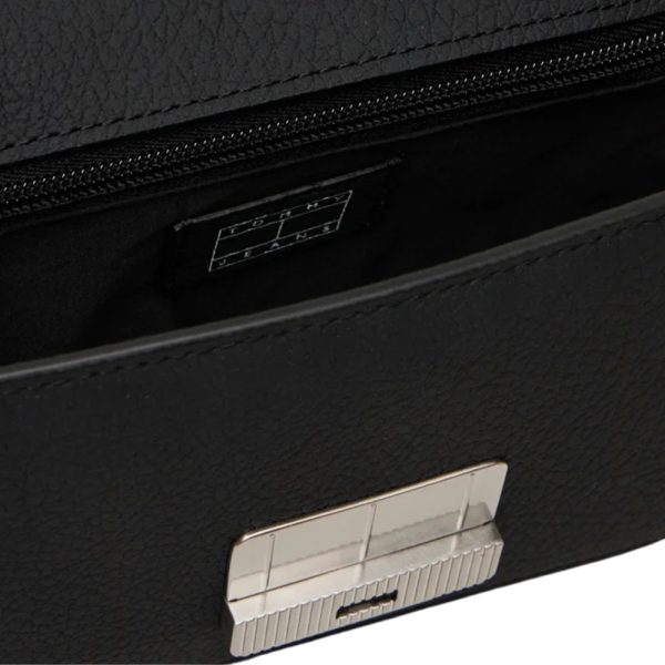 Borsa Tommy Jeans con patta e placchetta