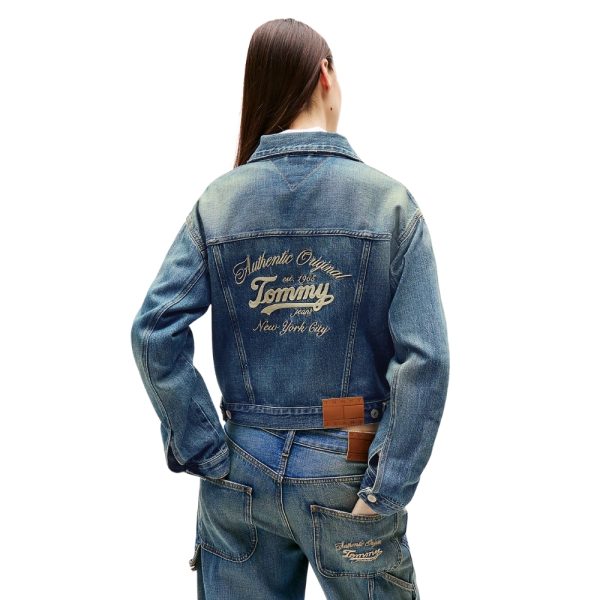 Giacca Tommy Jeans relaxed fit in denim leggero con logo