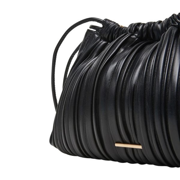 Borsa a tracolla Calvin Klein plissettata con catena e cordoncino