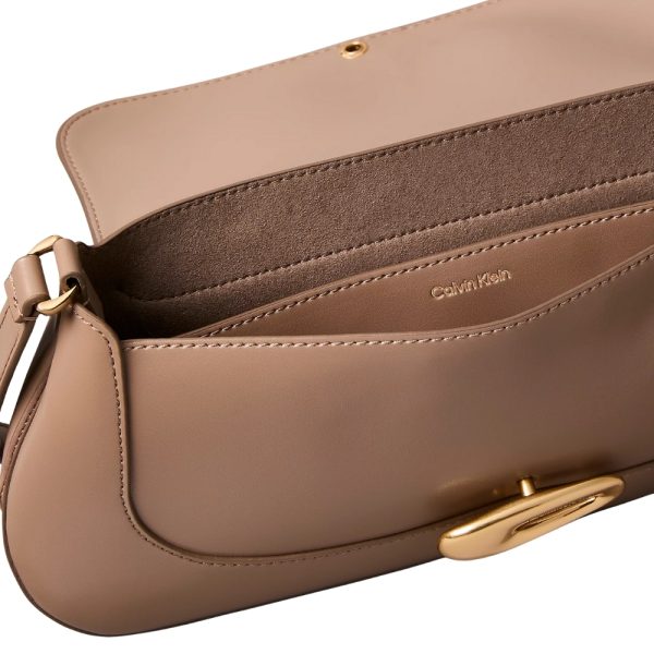 Borsa Calvin Klein da spalla in camoscio spazzolato incisa