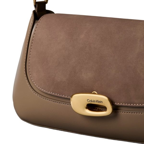 Borsa Calvin Klein da spalla in camoscio spazzolato incisa